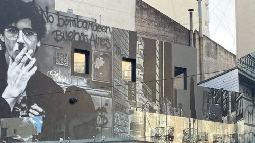 MURAL HOMENAJE A CHARLY GARCIA ZIVALS INAUGURA EN SU 55ºANIVERSARIO UNA CREACIÓN DE MARTÍN RON EN LA ICÓNICA ESQUINA PORTEÑA