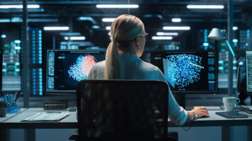 LA SEGUNDA PANTALLA SE CONVIRTIÓ EN EL NUEVO BÁSICO DEL TRABAJO HÍBRIDO