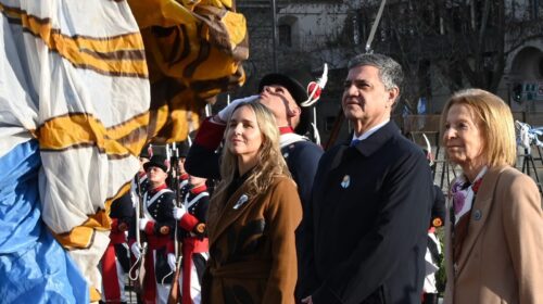 Día de la Independencia: Jorge Macri encabezó el izamiento de la bandera en la Plaza de Mayo
