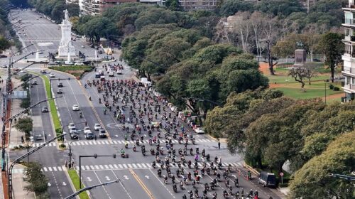 Cientos de motociclistas llevaron juguetes al Hospital Garrahan en el Día del Niño en su 20° edición de la Caravana Solidaria