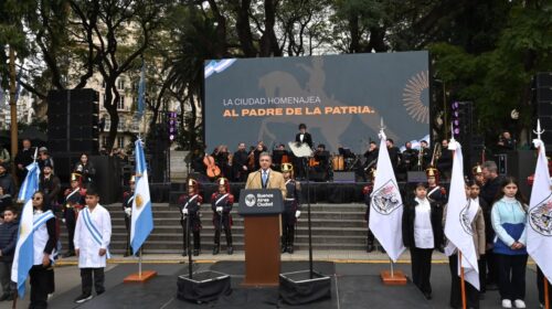 La Ciudad homenajeó al Libertador General San Martín y reconoció a policías, maestros y médicos, “héroes de hoy”