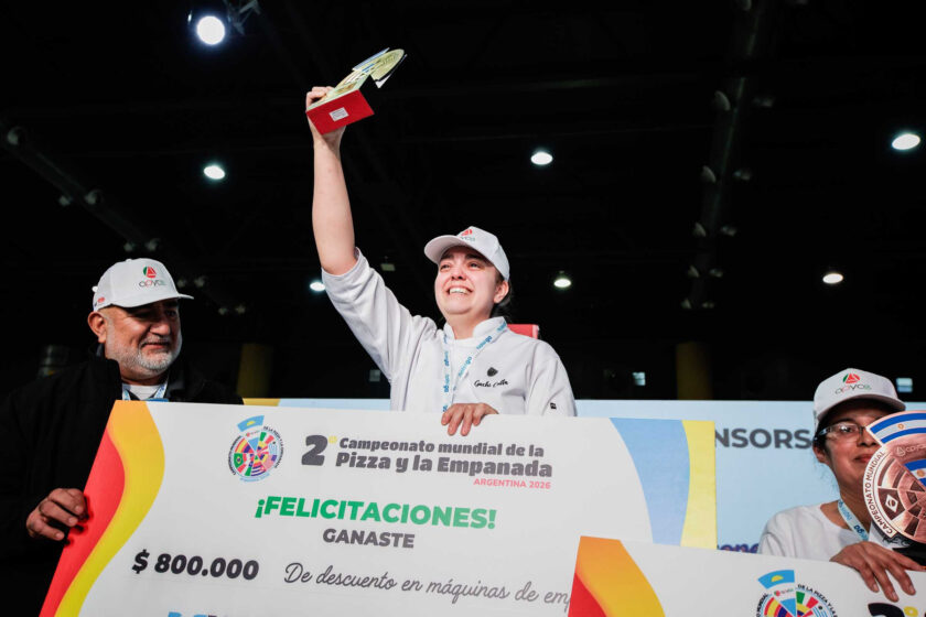 Graciela Caffa Lucero consagrada "Campeona Mundial de la Empanada" en el podio emocionada