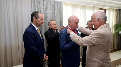 Condecoraron en Panamá a Martín Cabrales por su trayectoria empresarial